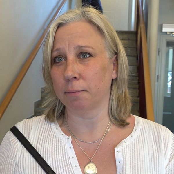 Petra Götell, åklagare, i vit tröja på Lycksele tingsrätt.