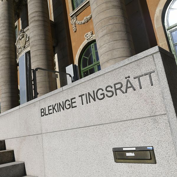 Bild på ingången till Blekinge tingsrätt