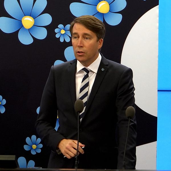 Richard Jomshof håller anförande.