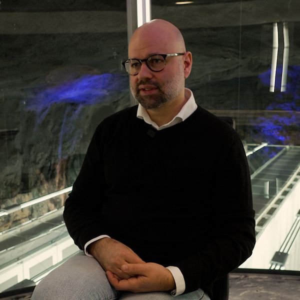 Mikael Setterberg, IT-specialist i ett bergrum med servrar