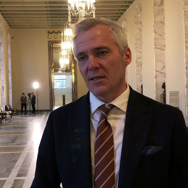 Suomen opetusministeri Anders Adlercreutz (RKP) SVT:n haastattelussa. Finlands undervisningsminister Anders Adlercreutz (SFP) i en SVT-intervju.