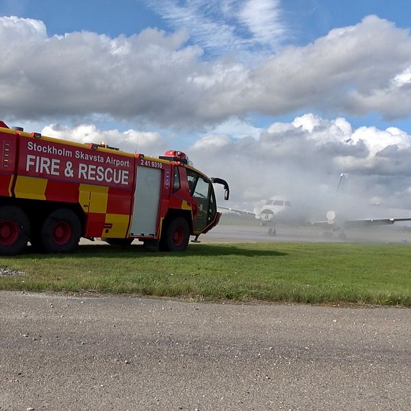 Räddningsfordon på Skavsta flygplats under övning.