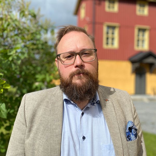 Jonas Andersson, regionråd. Ståt utomhus. Han har glasögon och skägg.