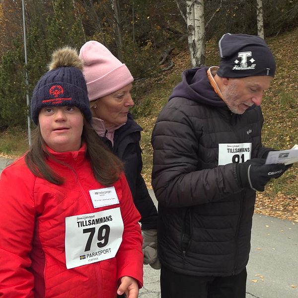 Minette Linnebjerg Dani från Stockholm, med röd jacka och mörkblå mössa, deltog tillsammans med sin mamma och pappa på en familjehelg i Östersund som riktade sig till personer med intellektuell funktionsnedsättning