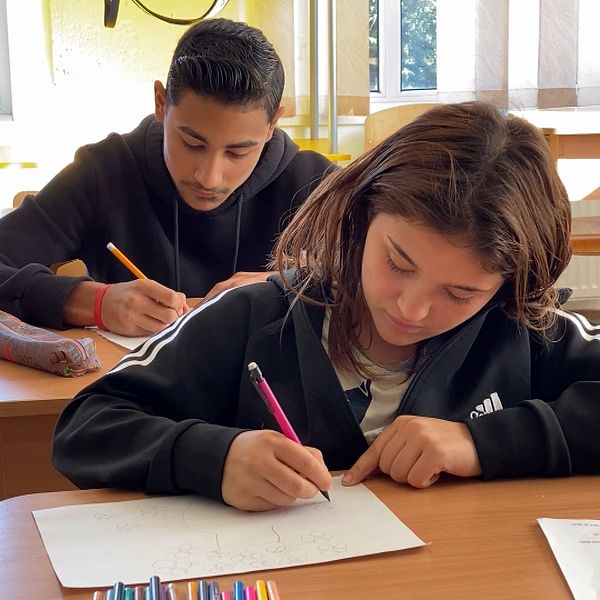 Elever sitter och ritar i ett klassrum i Valea Seaca i Rumänien