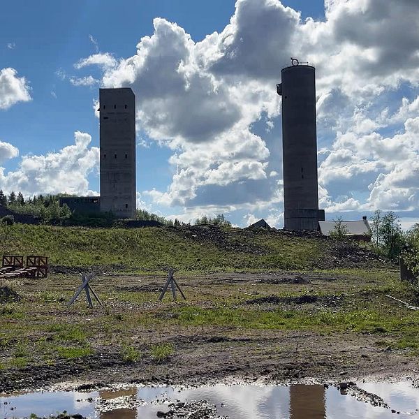 Schaktområde för Kiruna nya sjukhus med två höga torn i bakgrunden
