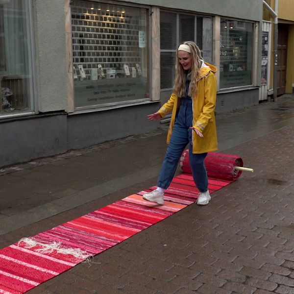 Projektledare Elvira Matz kliver upp på den handvävda mattan
