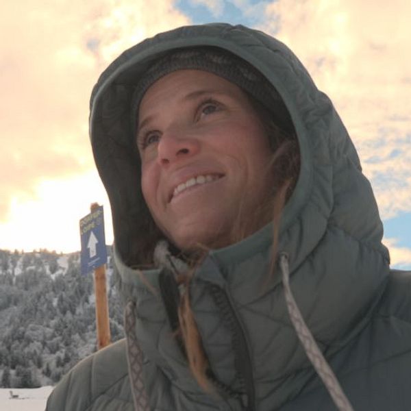 Sara Hector som just nu leder storslalomcupen blickar ut över hemorten Au i Österrike.