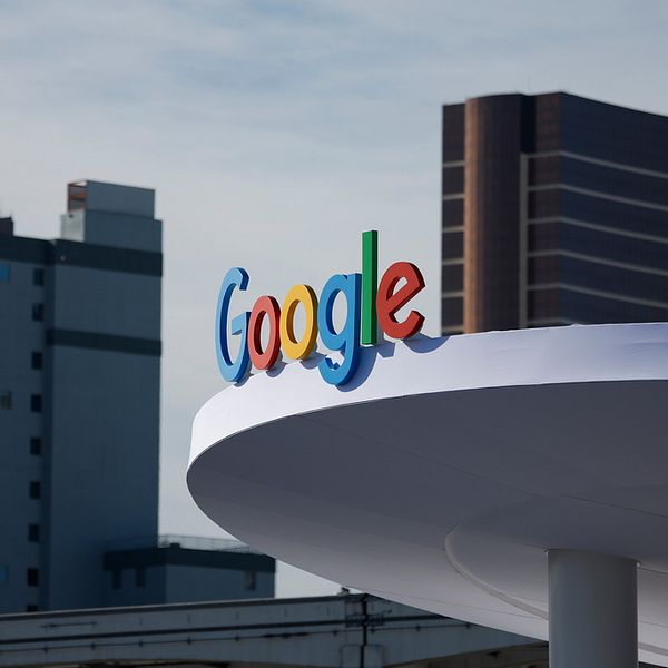 Google-loggan på taket av en byggnad.