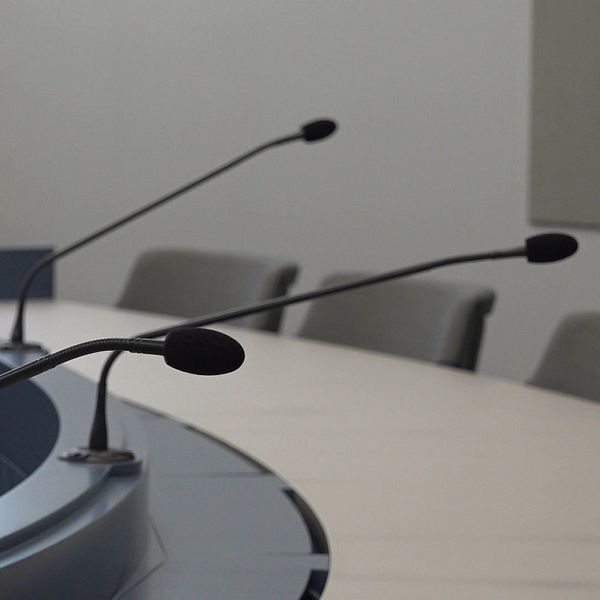 Mikrofoner vid ett runt konferensbord i Helsingborgs tingsrätt.