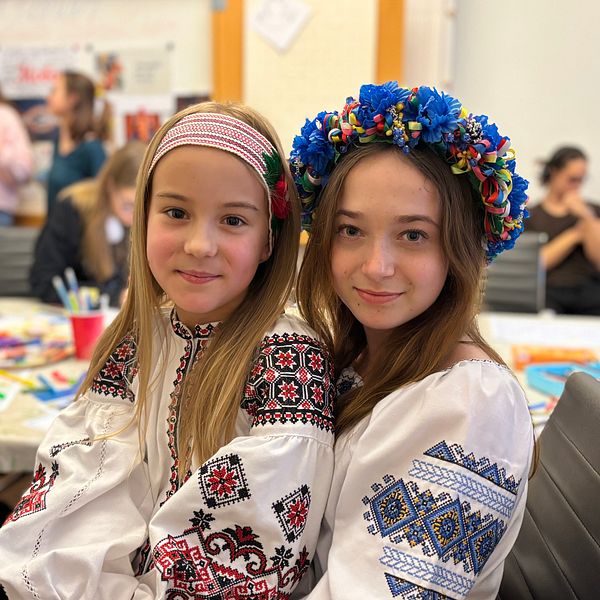 Barn firar modersmålsdagen med målning och sång på ukrainska i ett klassrum.