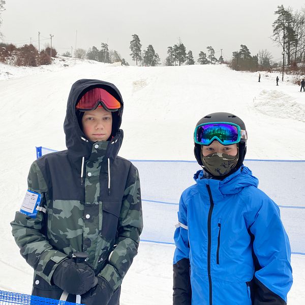 Två skidåkare framför Rödebybacken.
