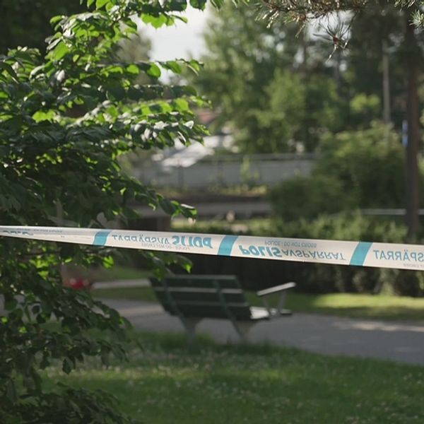 Polisavspärrning i parkområde.