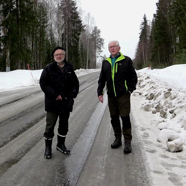 två män stående på en väg i vägvinterlag