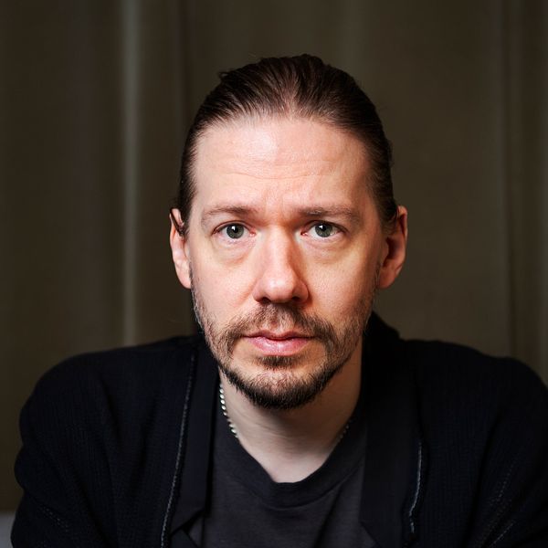 Tobias Forge sitter framför kameran i mörk tröja