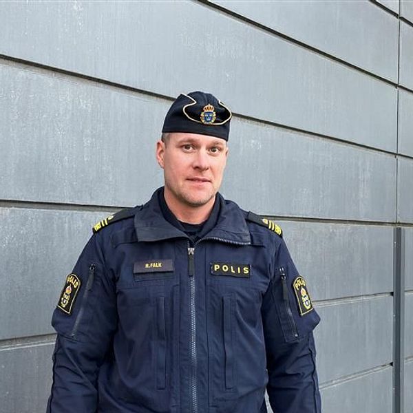 Robert Falk, tillfällig lokalpolisområdeschef utanför polishuset i Växjö.