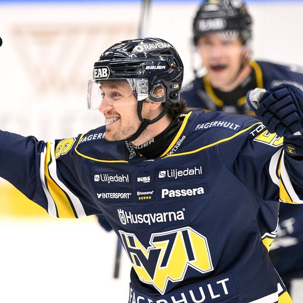 Ishockeyspelaren Fredrik Forsberg jublar.