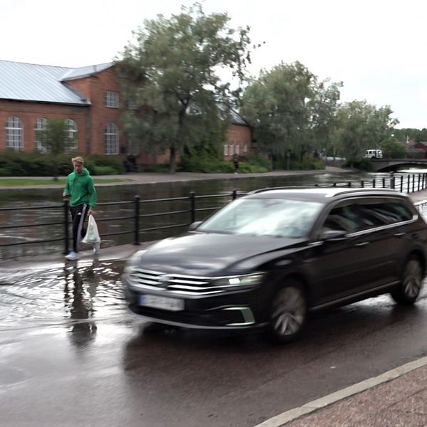 Bil som kör förbi översvämmad å i Falun
