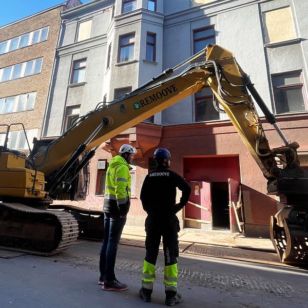 Grävmaskin bakom eldhärjade  hotell Kärnan i Helsingborg  som nu ska rivas.