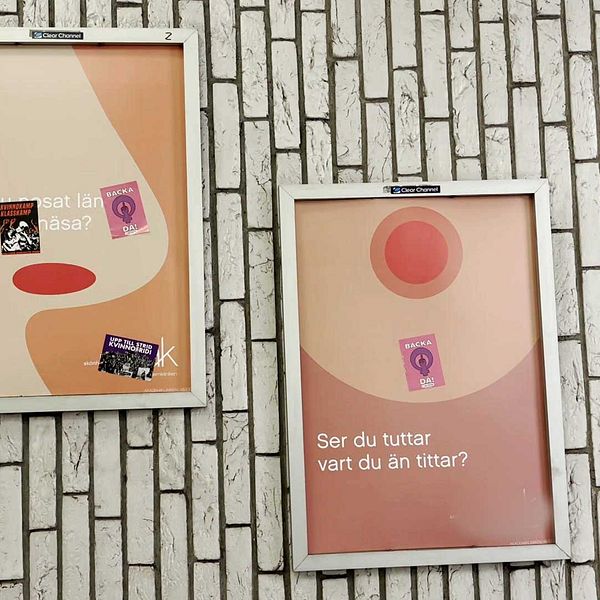 Två reklamaffischer med abstrakt design och klistermärken på tegelvägg inomhus.