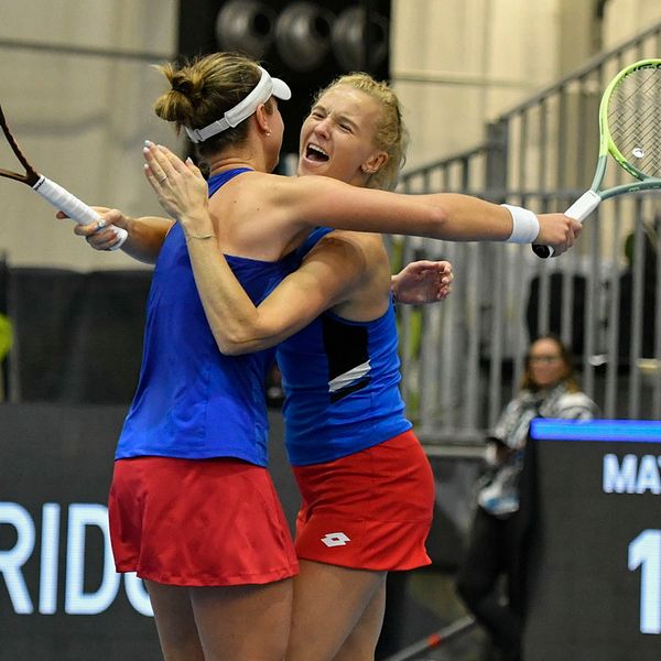 Barbora Krejcikova, till vänster, och Katerina Siniakova jublar efter den avgörande segern mot USA.