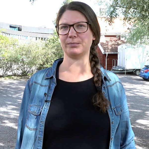 Matilda Eriksson Rehnberg på Polisen står ute framför ett träd.