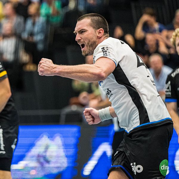 Amos Erik Östling jublar efter ett mål i Handbollsligan.