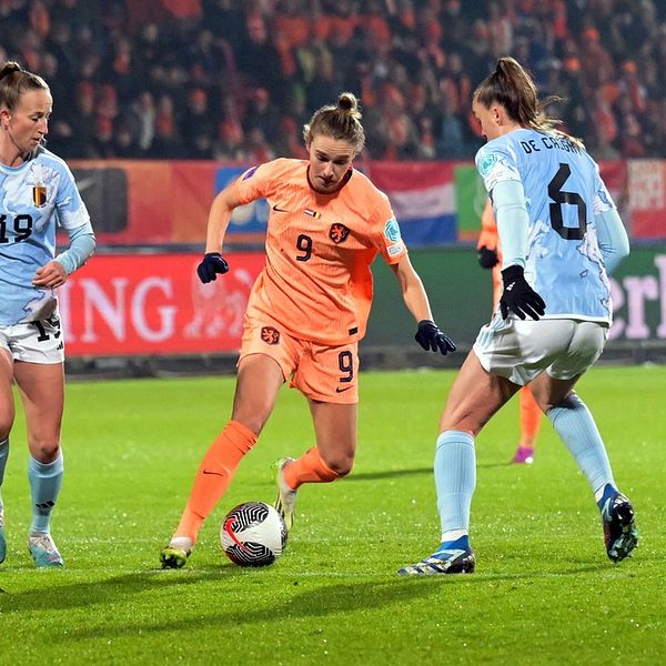 Vivianne Miedemas mål i den 95:e minuten tog Nederländerna vidare i kampen om en OS-plats.