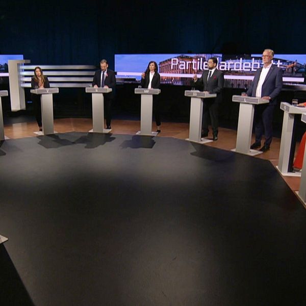 De åtta riksdagspartiernas ledare i debatt i SVT:s Agenda.