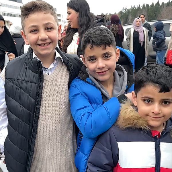 tre unga pojkar som firar Eid på Kronoparken