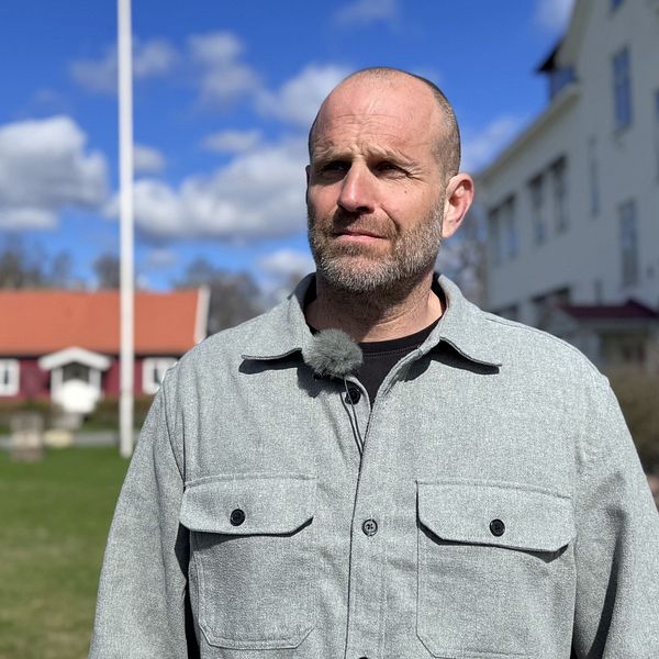 Michael Nilsson, institutionschef på SiS-hemmet Långanäs, står framför byggnaden