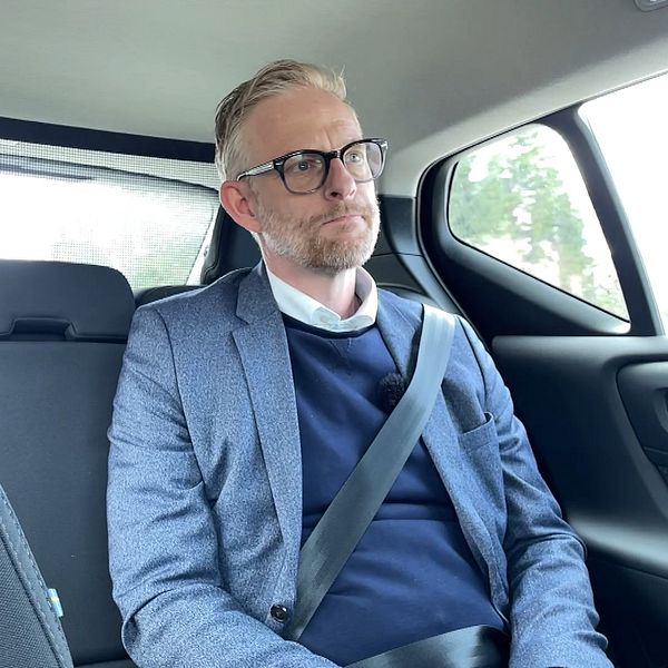 Politiker Peter Eriksson (M) sitter i baksätet på en bil