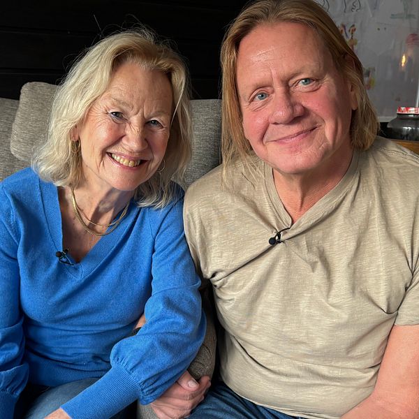 Paret Elisabeth Vallner och Hannu Raninen sitter bredvid varandra i Hannus vardagsrum