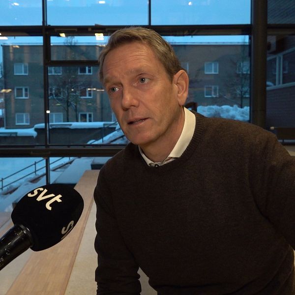 Per Kristensson sitter framåtlutad med blicken åt sidan