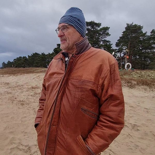 Ålfiskare Mats Svensson vid stranden i Friseboda