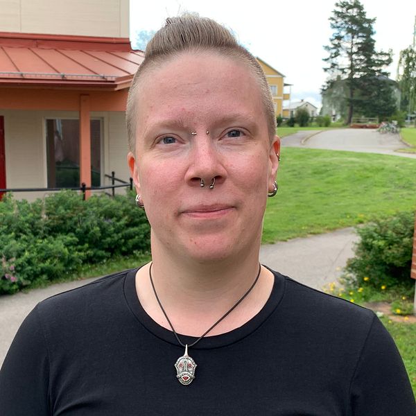 kvinna utomhus framför byggnader