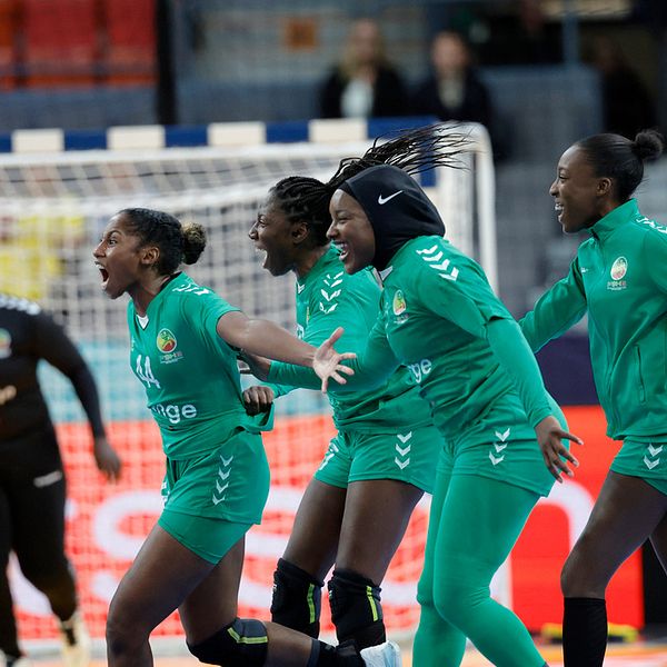 Senegal jublar efter segern mot Kina.