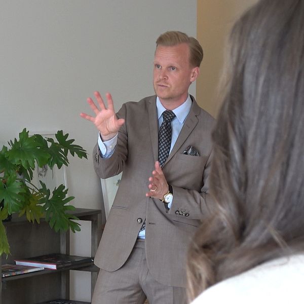 mäklaren Daniel Karlsson har en visning på en lägenhet i Malmö