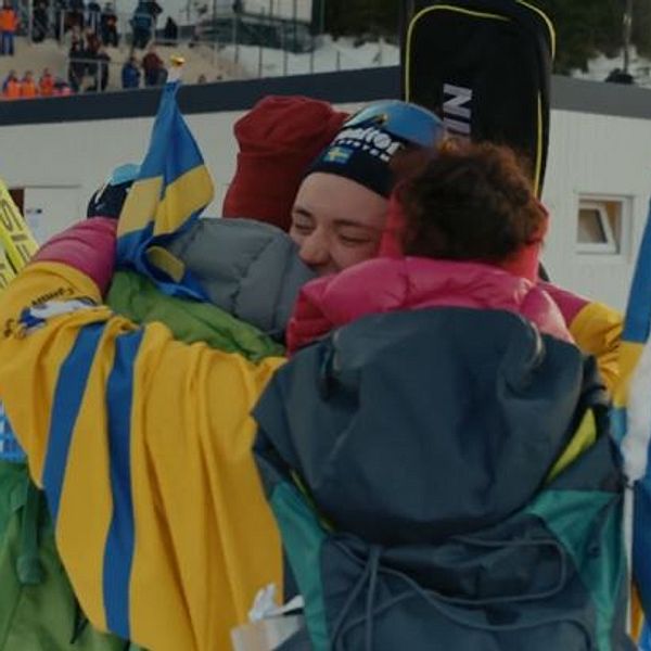 Hanna Öberg får en kram av sina föräldrar efter att ha vunnit VM-guld.