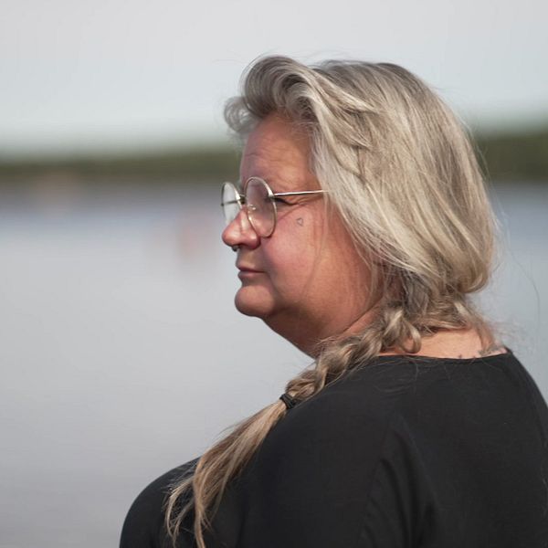 Kvinna som står vid vatten