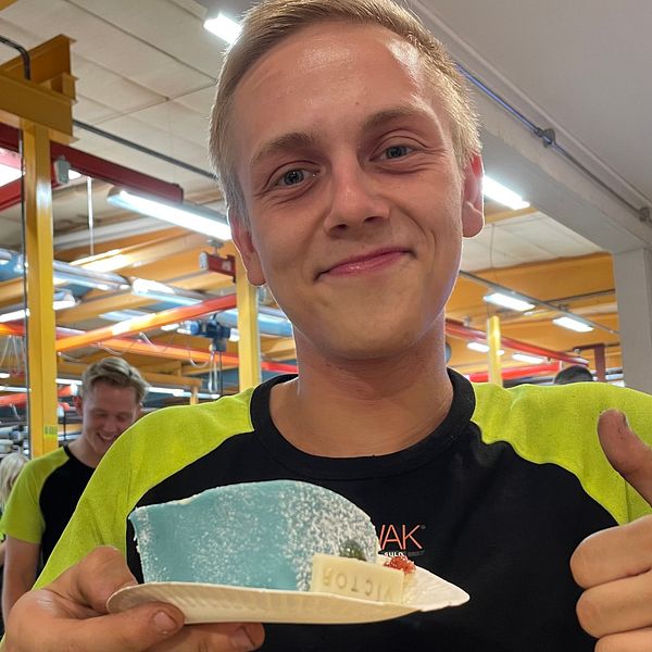 Victor Lindgren med tårta i handen.