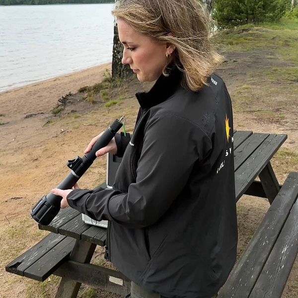 kvinna med lasersikte vid en strand