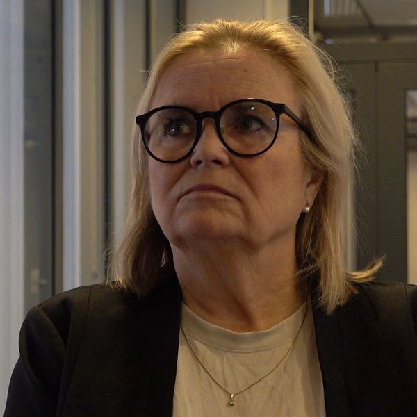 Blond kvinna på region Gävleborg blir intervjuad.