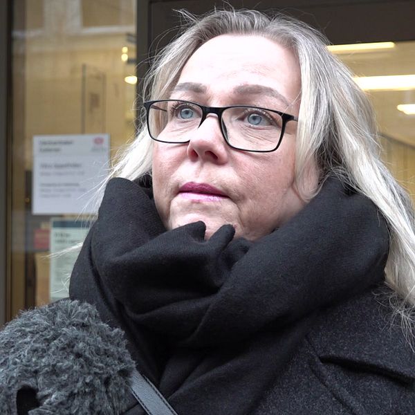 Patienten Susanne Lindstrand står framför vårdcentralen och blir intervjuad.