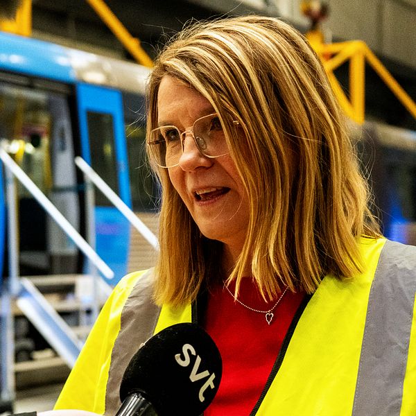 kvinna blir intervjuad framför tunnelbanevagn