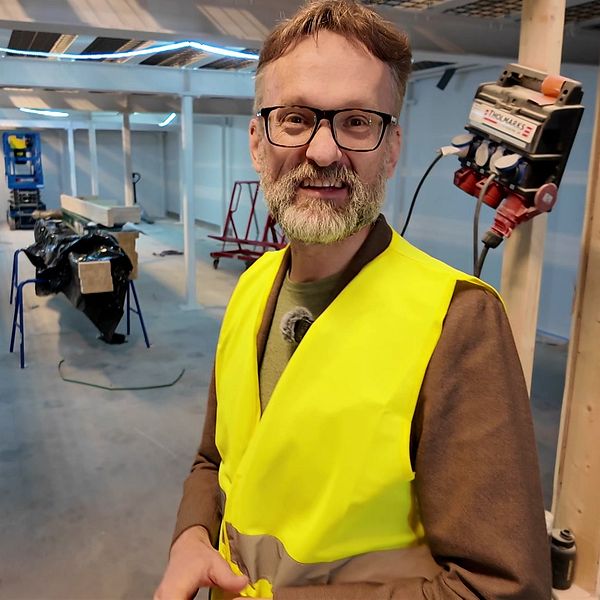 Professor Erik Lindahl i gul väst i den hall där superdatorn Arrhenius ska byggas.