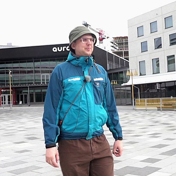 Festivalgeneralen Alex Olofsson visar hur han har planerat området i Kirunas nya centrum.