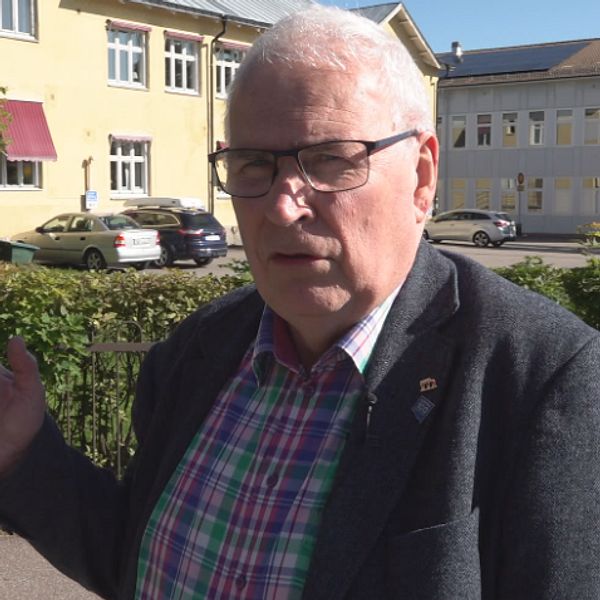 Håkan Frank (M) framför den trångbodda Kyrkskolan vars nya lokaler fördröjs av SBB-krisen