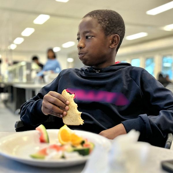 Elev äter frukost på Hjulsta grundskola