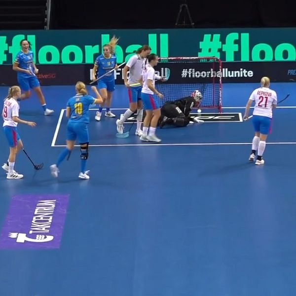 Sverige jublar efter ett mål i innebandy-VM